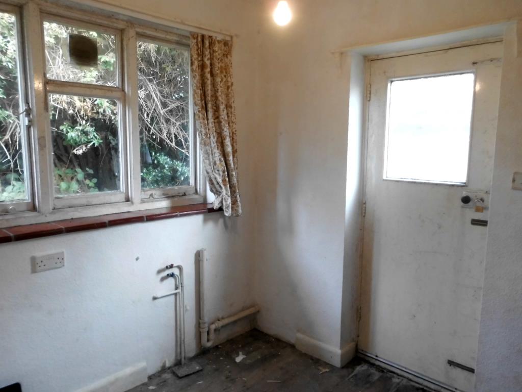 Lot: 94 - DETACHED BUNGALOW FOR IMPROVEMENT - 